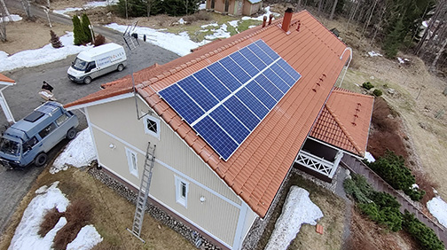 Aurinkosähköjärjestelmä on ekologinen ja edullinen tapa tuottaa paikallisesti sähköä. Kuvassa aurinkopaneelit.